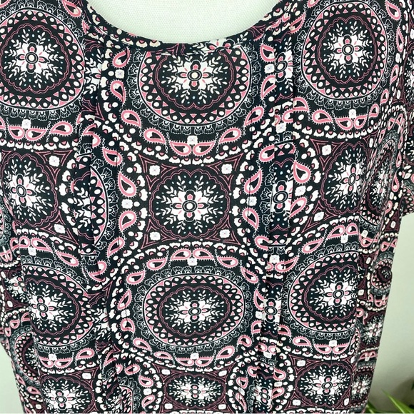 Liz Claiborne, Plus Size XXL Short Sleeve Blouse Keyhole Back  Geometric EUC - Picture 3 of 8